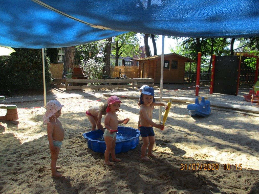 Sommer bedeutet Planschen im Wasser und Sandburg bauen